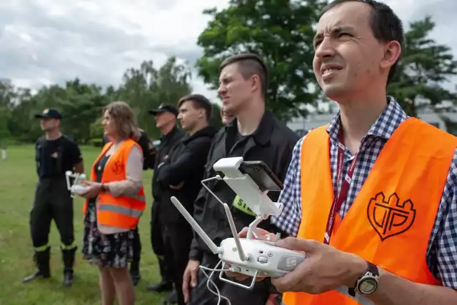 Pilotowanie bezzałogowych statków powietrznych w teorii i praktyce przybliżyli strażakom,  wyznaczonym przez KM PSP w Bydgoszczy, naukowcy z Wydziału Inżynierii Mechanicznej oraz Wydziału Telekomunikacji, Informatyki i Elektrotechniki Uniwersytetu Technologiczno-Przyrodniczego w Bydgoszczy.  Podczas szkoleń (10-14 lipca) strażacy mogli najpierw nauczyć się pilotażu dronów na profesjonalnych symulatorach lotu, a następnie uczestniczyć w pokazie na placu manewrowym. Współpraca strażaków z naukowcami UTP będzie prawdopodobnie kontynuowana, aby wzajemnie uczyć się od siebie, podnosząc swoje kwalifikacje.Warto dodać, że to właśnie inżynierowie bydgoskiego UTP, a dokładnie zespół Koła Naukowego Sonda UTP w skłądzie: dr inż. Damian Ledziński, mgr inż. Sandra Śmigiel, mgr inż. Gracjan Kątek, mgr inż. Karol Hartwig i inż. Marta Gackowska jako pierwsi w Polsce na odległość 333 km zdalnie sterowali lotem drona. Było to możliwe, dzięki wykorzystaniu chmury obliczeniowej i autorskiemu rozwiązaniu. 1 lipca br. w Katowicach dron został uruchomiony przez Dariusza Werschnera, prezesa Polskiej Izby Systemów Bezzałogowych, po czym bydgoscy naukowcy zza biurka znajdującego się w budynku kampusu UTP w Fordonie, bezpośrednio sterowali bezzałogowym statkiem i przy użyciu algorytmu kontrolowali lot drona, wykonując trzykrotnie pełną misję nad lotniskiem.