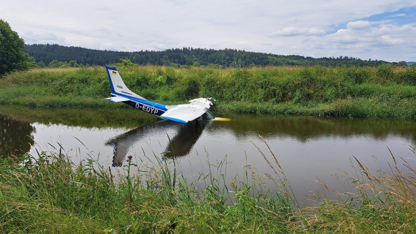 Akcja ratowników pod Jelenią Górą. Samolot wpadł do rzeki...