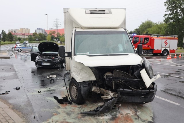 Zderzenie ciężarówki z samochodem osobowym na skrzyżowaniu  alei Bandurskiego z Wyszyńskiego - 13 lipca 2023