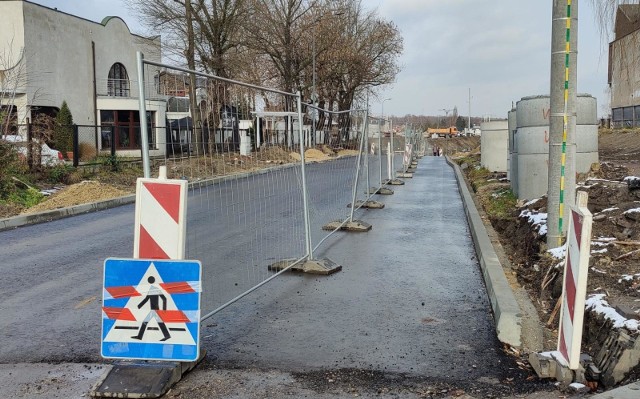 W Dąbrowie Górniczej powstało nowe, asfaltowe dojście do stacji kolejowej w śródmieściu. Zobacz kolejne zdjęcia/plansze. Przesuwaj zdjęcia w prawo - naciśnij strzałkę lub przycisk NASTĘPNE