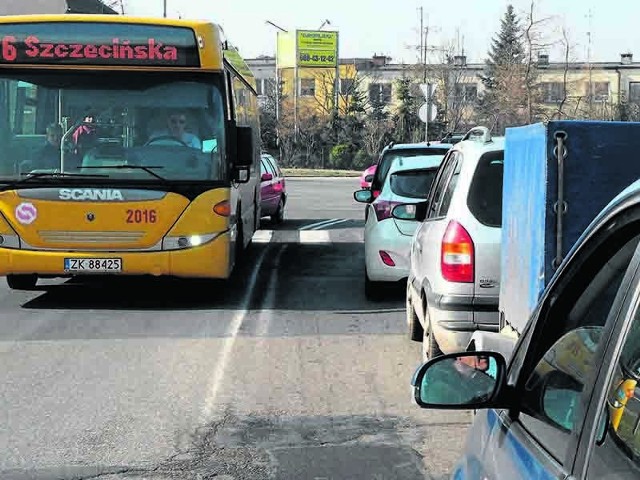 Miejskie autobusy często mają podobny problem z wjazdem na pętlę z powodu sznura aut czekających na wyjazd z ul. Wąwozowej. W ten sposób blokować może się także ul. Władysława IV.