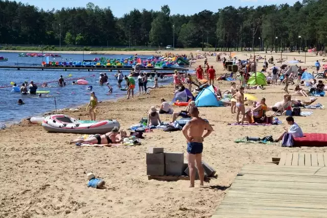 W środę, 1 lipca oficjalnie rozpoczął się sezon kąpielowy nad zalewem w Sielpi w gminie Końskie. Potrwa do końca sierpnia. Jest czynne codziennie w godzinach 10-18. Na powiększonych po modernizacji zalewu plażach bezpieczeństwa kapiących pilnują ratownicy. Można tu między innymi wypożyczyć rowerki wodne. "Świętokrzyska Ibiza" przeżywała oblężenie jeszcze przed rozpoczęciem sezonu. Teraz jest podobnie.Więcej na kolejnych slajdach >>>>>>>>>>Na kolejnych zdjęciach prezentujemy czynne kąpieliska i miejsca do kąpieli w województwie świętokrzyskim na weekend 29-30 sierpnia >>>>>>>>