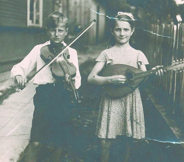 Podwórkowi muzykanci &#8211; ja z koleżanką Wierą Kalisz, wnuczką naszego gospodarza pana Kondrusika, 1940 r.