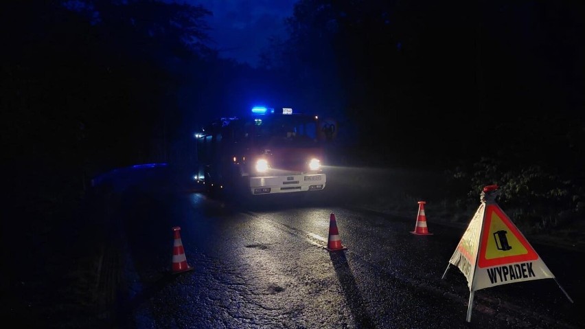 Wejherowo. Nietrzeźwy kierowca uderzył w bariery energochłonne, a następnie w karetkę. Mamy zdjęcia z miejsca zdarzenia