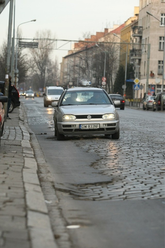 Wyszyńskiego ma jedną z najgorszych nawierzchni ze wszystkich ulic w centrum Wrocławia.
