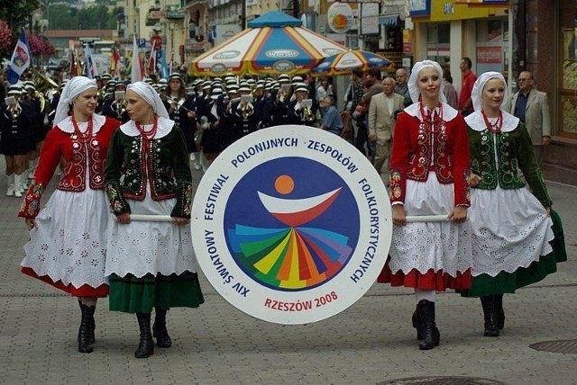 Światowy Festiwal Polonijnych Zespołów Folklorystycznych jest organizowany w Rzeszowie od 1969 roku, co trzy lata.