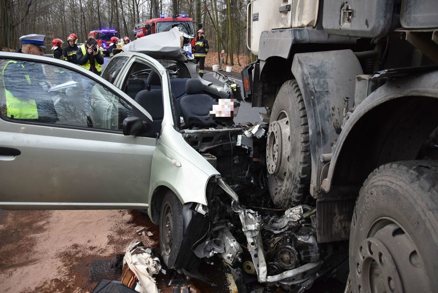 Wypadek w Katowicach: Samochód ciężarowy staranował toyotę.
