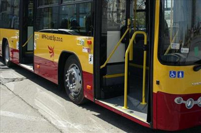 Pasażerowie MPK twierdzą, że kierowcy miejskich autobusów czasem rozmawiają przez komórkę podczas jazdy, nie mając zestawów głośnomówiących.