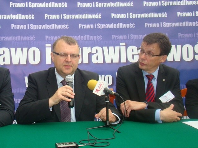 Konferencja prasowa w zielonogórskiej Palmiarni. Od lewej Kazimierz Ujazdowski i Marek Ast.