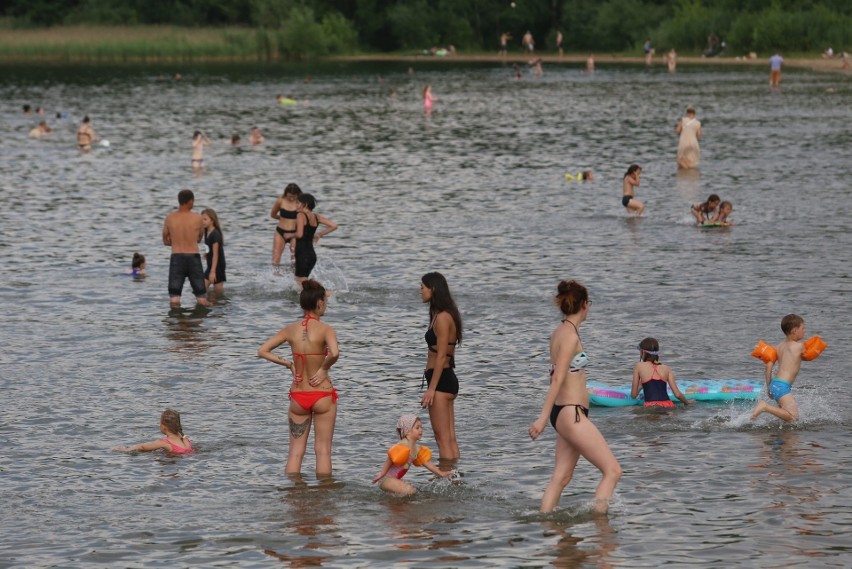 Przy dobrej pogodzie nad Pogorią III tłumy plażowiczów...