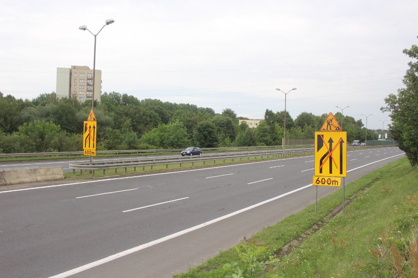 Znaki informujące o robotach drogowych pojawiły się na...