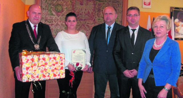 Podczas ostatniej sesji gminy Gostycyn gościem specjalnym była Ewelina Olejniczak, (na zdjęciu druga z lewej), której urzędnicy gratulowali zdobycia tytułu Sołtyski Roku 2015