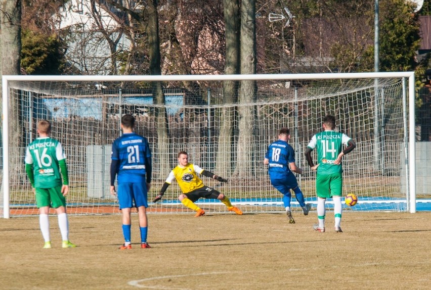 Piłkarze Olimpii Zambrów (na niebiesko) pokonali Puszczę...