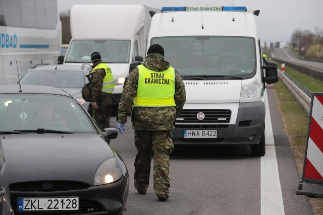 W Lubiczu Dolnym zatrzymano 42 osoby pochodzenia irakijskiego. Wszyscy trafili już do trzech ośrodków dla cudzoziemców15 03 2020przejscie grniczne kolbaskowo pomellen jedyne w zachodniopomorskiem gdzie mozna przekroczyc granice i wrocic do krajuna zdjeciu sluzby medyczne i straz graniczna kontroluja wszystkich wjezdzajacych do polskifot. andrzej szkocki / polska press