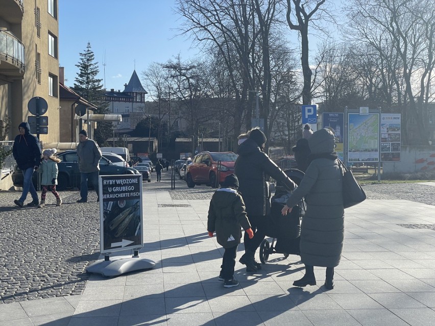 Weekend w Międzyzdrojach. Tłumy turystów odwiedziło kurort, aby cieszyć się słoneczną pogodą [ZDJĘCIA]