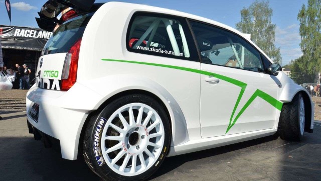 Skoda Citigo Rally Za przyczepność i stabilność miały odpowiadać 18-calowe felgi obute w niskoprofilowe sportowe opony. Nie zabrakło także innych rajdowych akcentów – szerokich błotników i potężnych nadkoli, odpowiadających za lepszy przepływ powietrza wokół bryły samochodu. Fot. Skoda