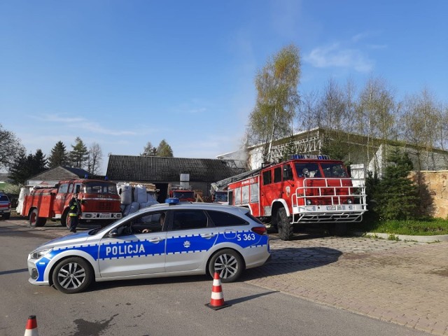 W sobotni poranek na miejscu pożaru w Piskrzynie w gminie Baćkowice