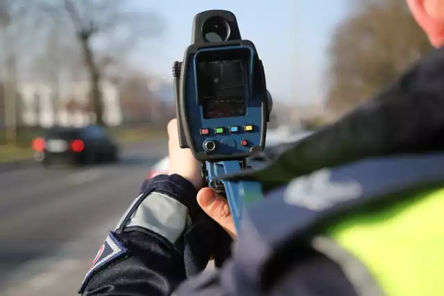 Ulice Lesznowoli patrolowały policjantki z grójeckiej drogówki. Na ul. Szkolnej policjantki zatrzymały do kontroli kierującą Volvo, ponieważ pojazd poruszał się niedozwoloną prędkością.