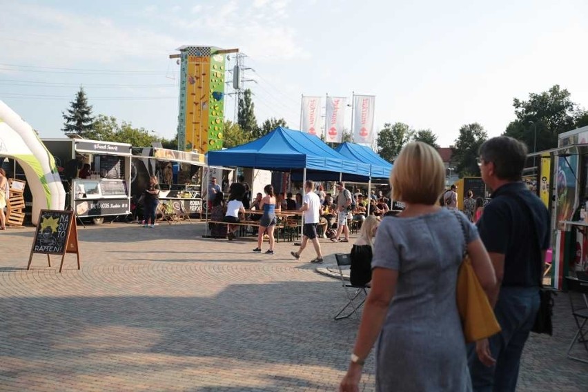 Letni zlot foodtrucków pod Galerią Kazimierz. Było naprawdę gorąco! [ZDJĘCIA]