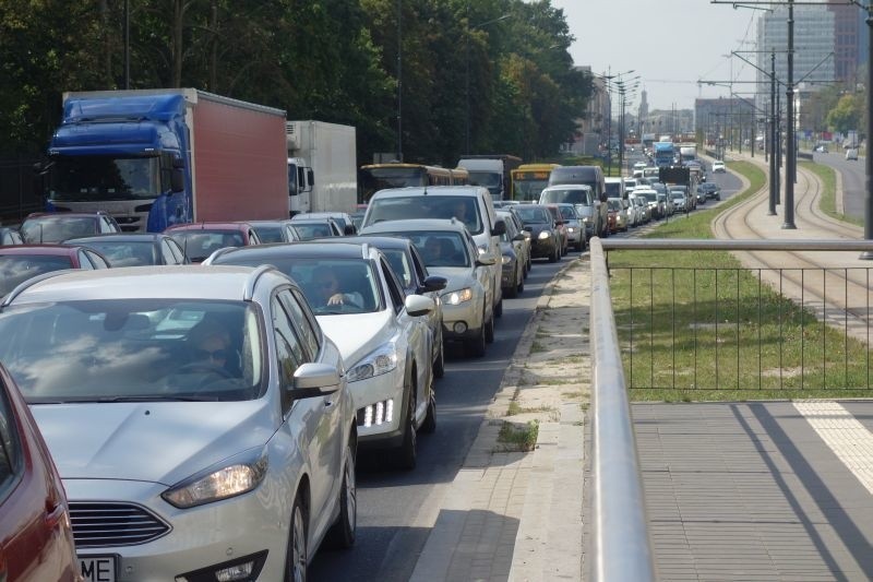 Po południu na al. Piłsudskiego w kierunku wschodnim korek...