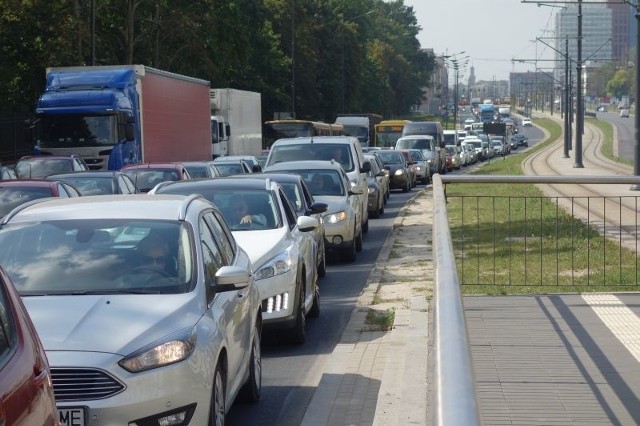 Po południu na al. Piłsudskiego w kierunku wschodnim korek gigant jest codziennie.