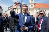 Premier Mateusz Morawiecki przespacerował pieszo na posiedzenie Rady Europejskiej. Witał się z mieszkańcami Sybina