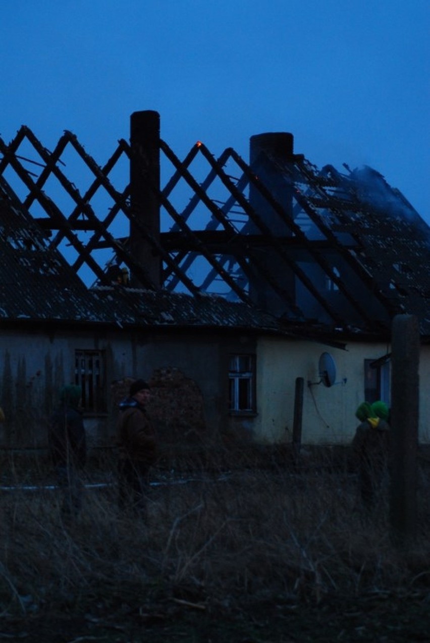 Pożar w Elżbietowie: Spalił się dach domu [ZDJĘCIA]