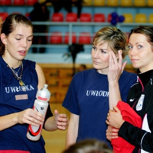 Wszyscy mamy nadzieję, że w przyszłym sezonie Paulina Chojnacka (z lewej) i Marta Szymańska (z prawej) zagrają już w ekstraklasie, a nie w I lidze. W środku Irina Archangielskaja.