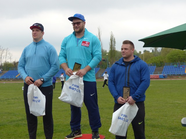 Paweł Fajdek (w środku) w Kielcach uzyskał najlepszy – jak na razie - w tym roku wynik na świecie w rzucie młotem. Drugi był Wojciech Nowicki (z lewej), trzeci Marcel Lomnicky.  