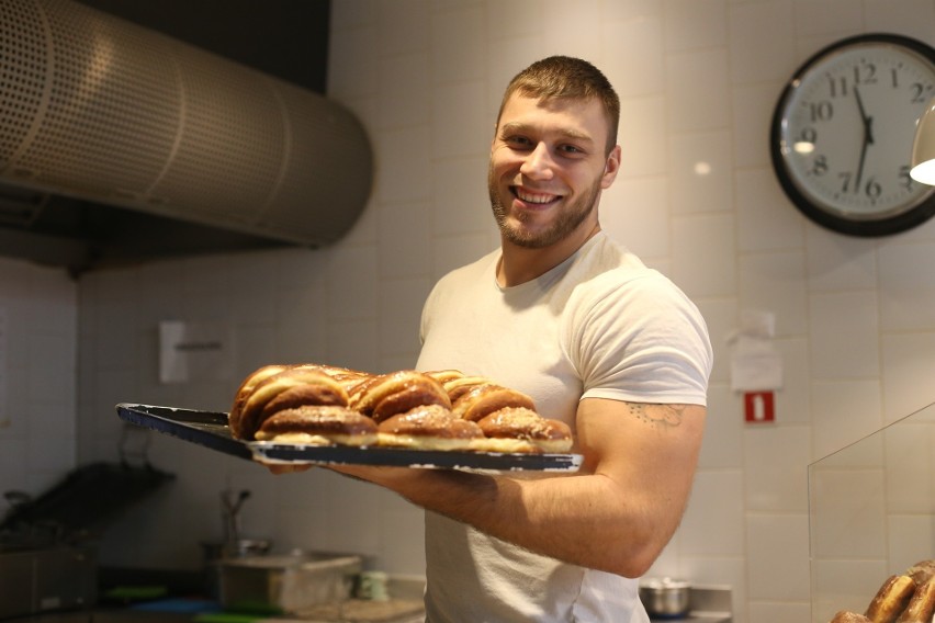 Zobacz kolejne zdjęcia. Przesuwaj zdjęcia w prawo - naciśnij...