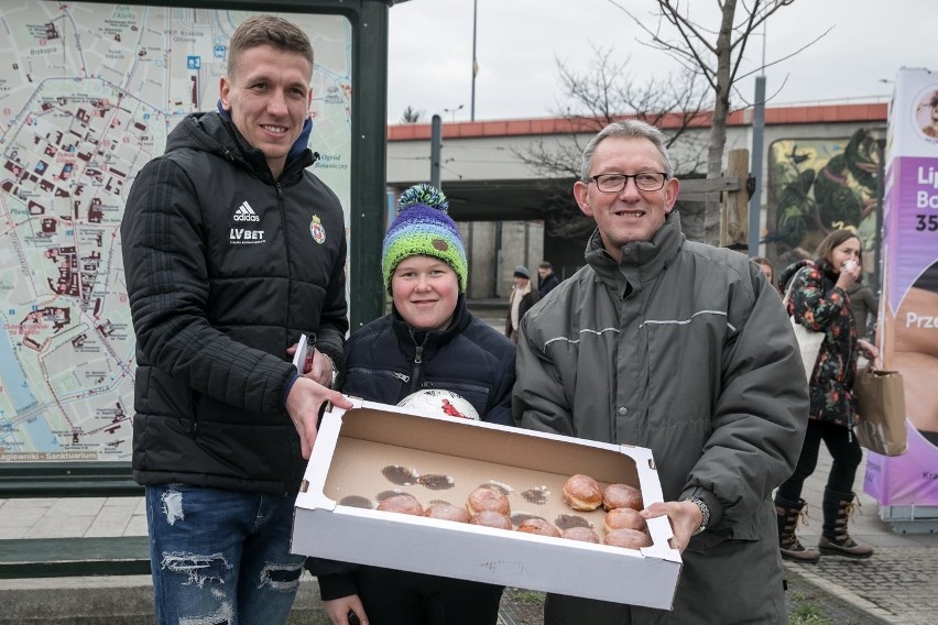 Wisła Kraków. Piłkarze „Białej Gwiazdy” rozdawali pączki [ZDJĘCIA]