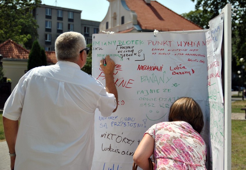 Nietypowa tablica stanęła przed Centrum Kultury.