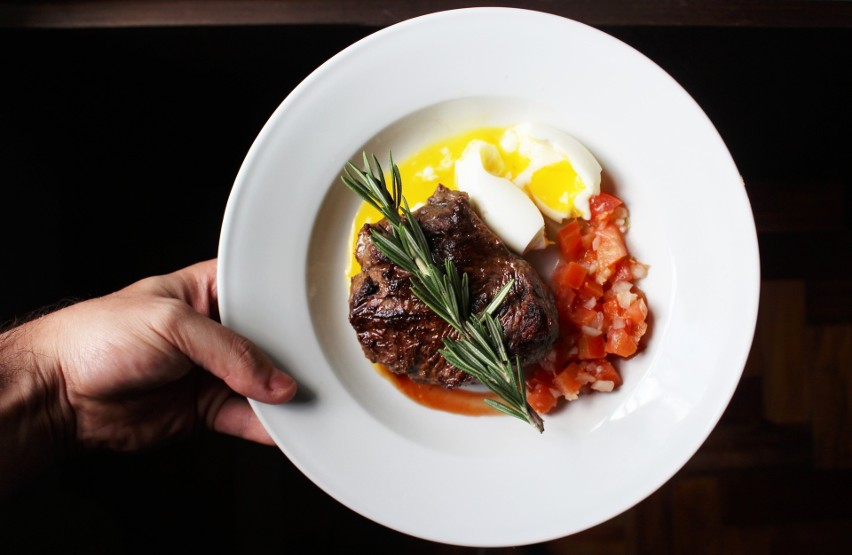 Dieta paleo polega na jedzeniu głównie mięsa i warzyw....