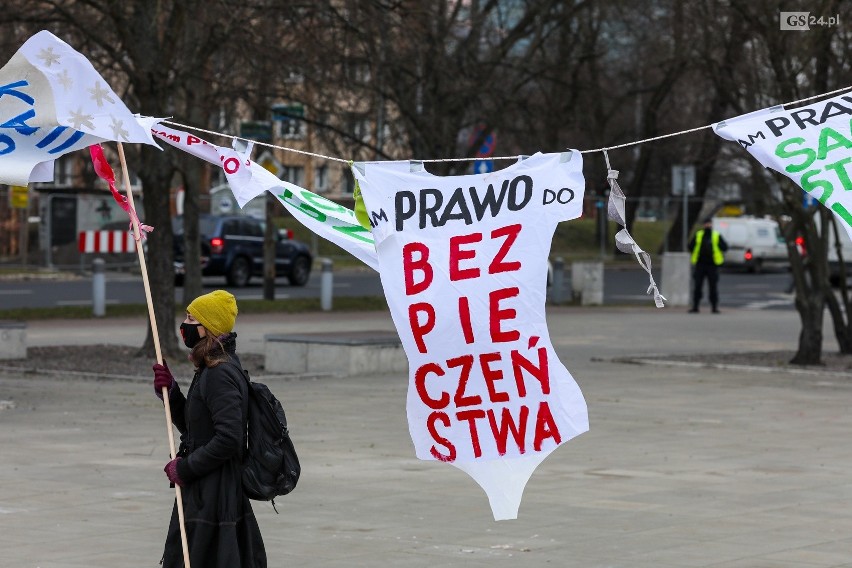 "Dzień Kobiet bez kompromisów". Demonstracja na placu...