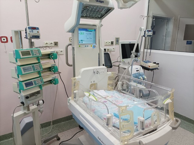 Nowoczesny sprzęt pomaga w ratowaniu zdrowia i życia najmniejszych dzieci, które przychodzą na świat w Mazowieckim Szpitalu Specjalistycznym.