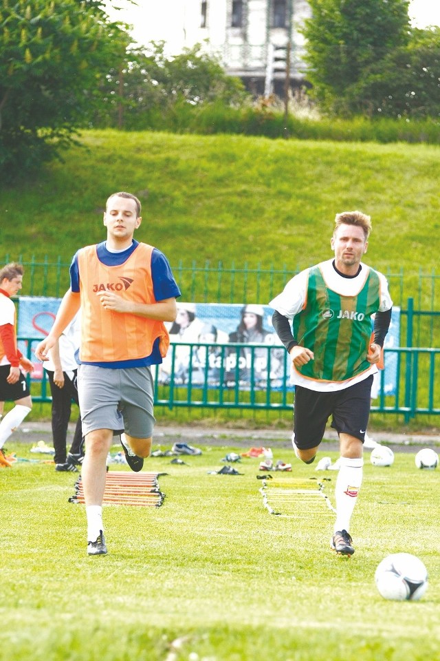 Tomasz Mikołajczak (z lewej) na poniedziałkowych zajęciach głównie biegał