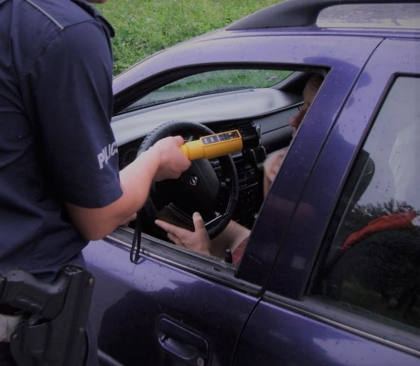 Policja łapie pijanych kierowców i pod wpływem narkotyków. Używa specjalnych urządzeń i testerów