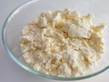 Jak zrobić domowy twaróg na sernik? Przepis na biały ser jest banalnie prosty. Taki twaróg jest zdrowy i zawsze się udaje