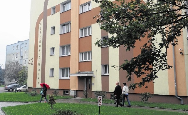 Bloki przy Czechosłowackiej 42 i 44 wyglądają dobrze, choć powstały 46 lat temu. Mieszkańcy zastanawiają się, na jakiej podstawie rzeczoznawcy określili wartość gruntu pod  budynkami