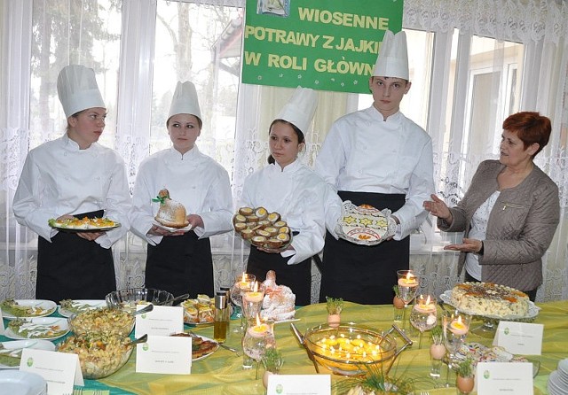 Młodzi kucharze: Dagmara Potocka, Aneta Knap, Lidia Rybicka i Hubert Milczarek z nauczycielką Grażyną Tomalą