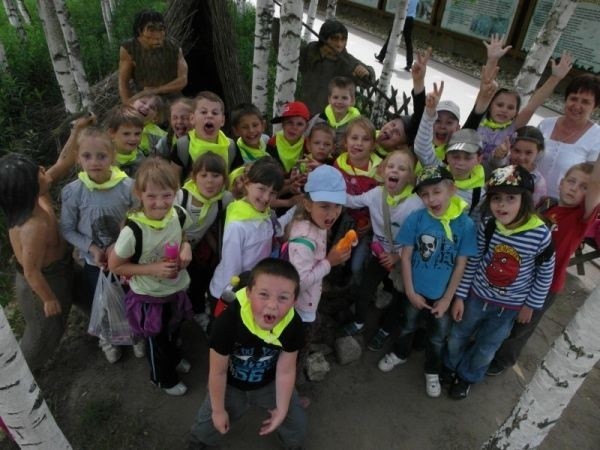 Pierwszaki z klasy I A szkoły podstawowej numer 2 w Szydłowcu podczas poniedziałkowej wycieczki do Bałtowa.