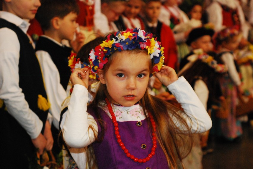 W Bytomiu-Rozbarku święcili pokarmy wielkanocne w strojach...