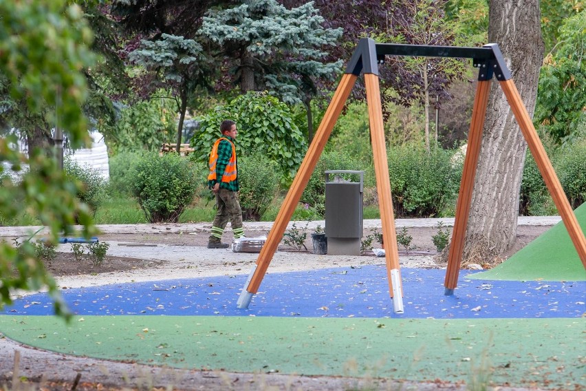 W parku Witosa powstaje właśnie nowy plac zabaw dla dzieci.