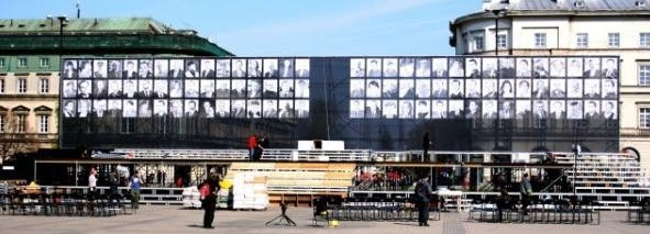 Budowa ołtarza na Placu Piłsudskiego w Warszawie.