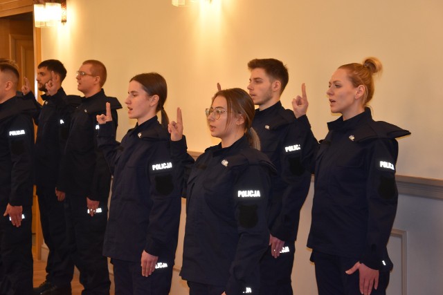 Nowi policjanci złożyli przysięgę na sztandar w Komendzie Wojewódzkiej Policji w Opolu.