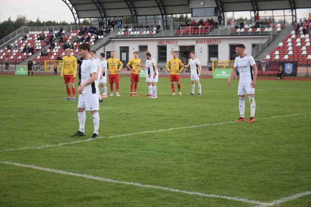 Piłkarze Pilicy Białobrzegi (w białych strojach) w sobotę zagrają z Lechią Tomaszów.