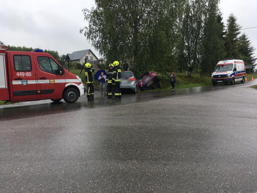 Wypadek w Moszczenicy. Na drodze powiatowej zderzyły się dwa auta osobowe. Jedna osoba poszkodowana. Są utrudnienia w ruchu