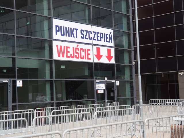 W tym tygodniu zamiast zamówionych 7 tys. szczepionek Moderny do punktu szczepień powszechnych w Sport Arenie w Łodzi dotrze w tym tygodniu tylko 2 tys. dawek. Nie wiadomo co będzie dalej.We wtorek (26 kwietnia) w Sport Arenie (al. Unii Lubelskiej 2, koło Atlas Areny) ma rozpocząć pracę pierwszy w Łodzi punkt szczepień powszechnych. Pod koniec tygodnia Rządowa Agencja Rezerw Strategicznych przyznała punktowi 7 tys. dawek Moderny. Dzięki temu punkt miał szczepić od wtorku tysiąc osób dziennie. Potwierdzone były też dostawy na kolejne tygodnie.CZYTAJ DALEJ >>>>W Atlas Arenie przygotowano punkt szczepień, która miał robić  zastrzyków dziennie. Jednak nie ma tylu szczepionek....