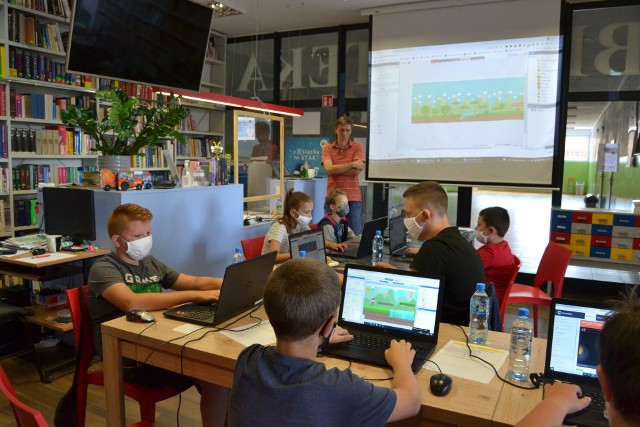 Dzieci były zachwycone zajęciami z tworzenia gier komputerowych, które odbyły się w bibliotece w Wielgiem.