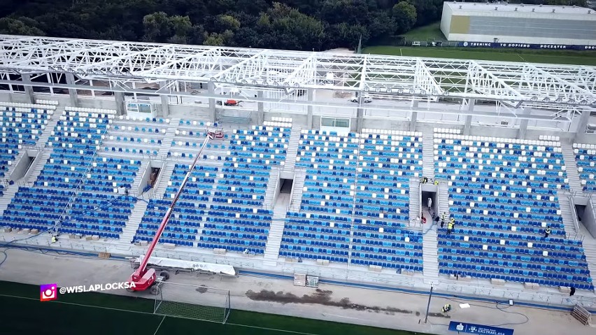 Są krzesełka, trwa wyburzanie ostatniej trybuny. Tak rośnie stadion Wisły Płock [WIDEO]